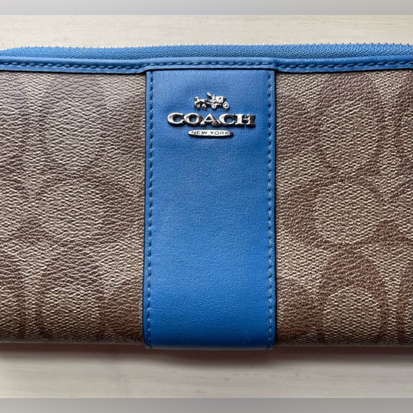 Accordion Zip Wallet In Signature Canvas - Picture 4 of 8